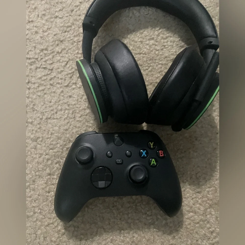 Xbox Wireless headset + xbox wireless controller with 6 games.